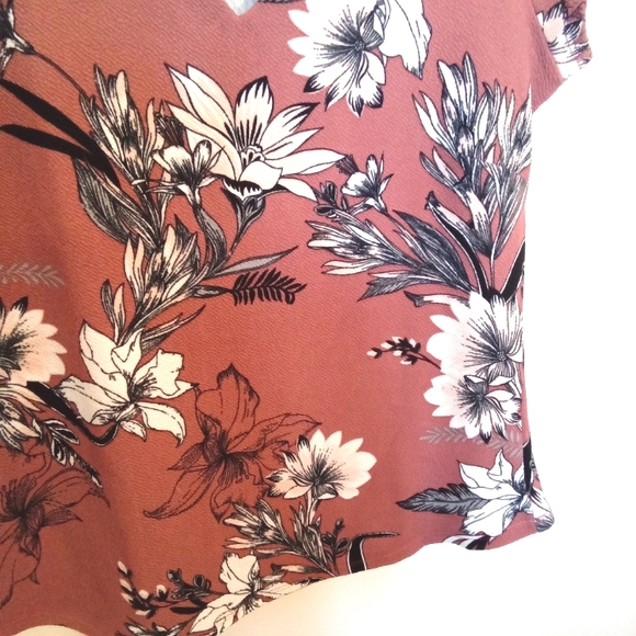 Spring Floral Knit Crepe V-Neckline Top - Picture 3 of 11